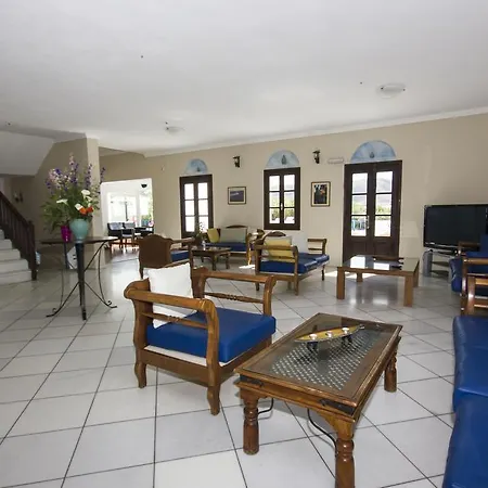 Naxos Holidays מלון 3*