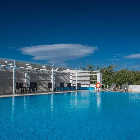 Naxos Holidays מלון