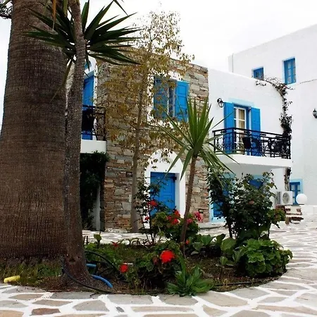 Naxos Holidays מלון