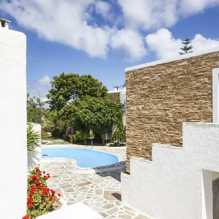 Naxos Holidays מלון