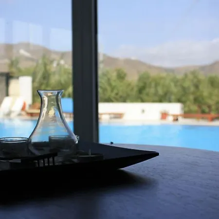 Naxos Holidays מלון