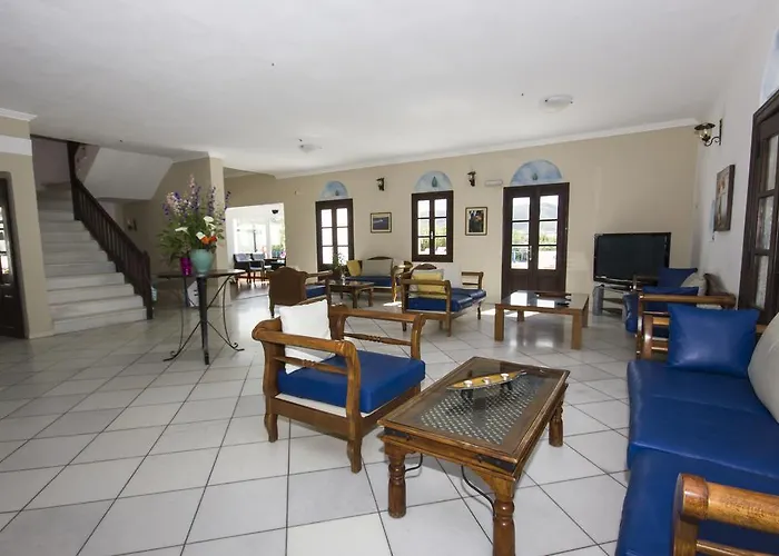 Naxos Holidays מלון 3*