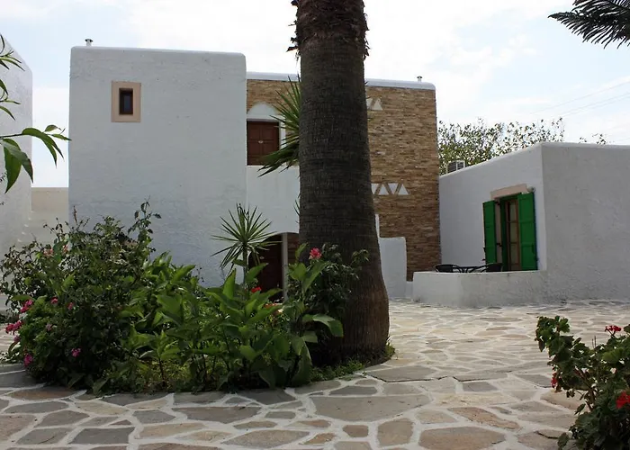 Naxos Holidays מלון