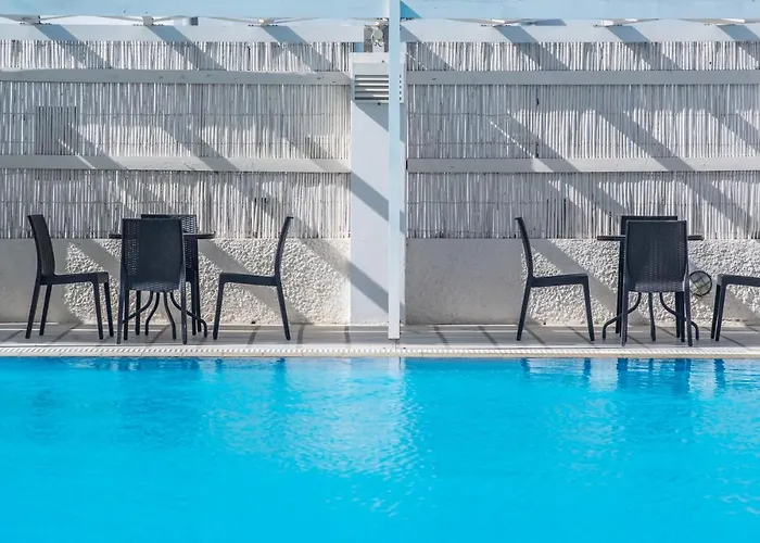 Naxos Holidays מלון 3*