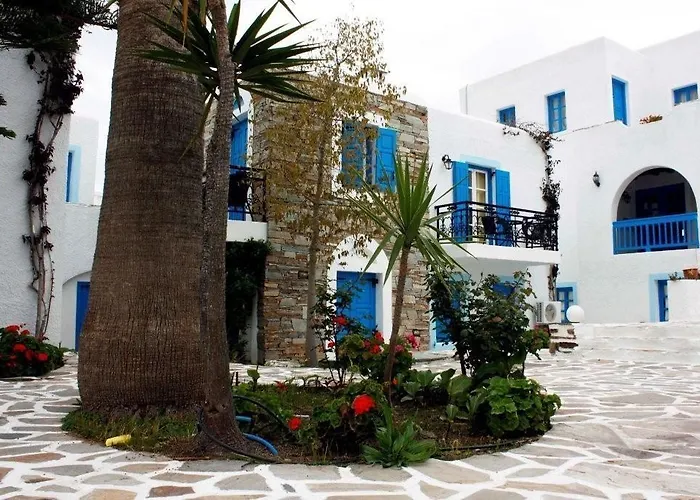 Naxos Holidays מלון