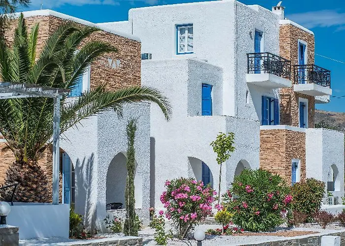 Naxos Holidays מלון