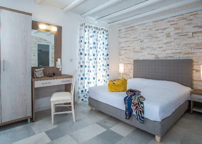 Naxos Holidays מלון