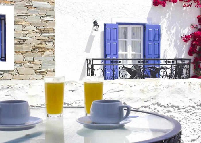 Naxos Holidays מלון